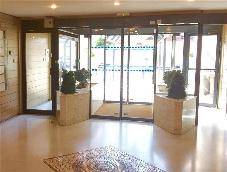 Office in Lyon to rent - Lobby - Image 2 of 10
