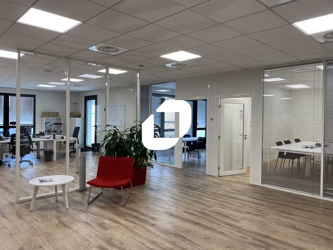 Light Industrial in Saint-Priest to rent Interior Photo- Image 1 of 23