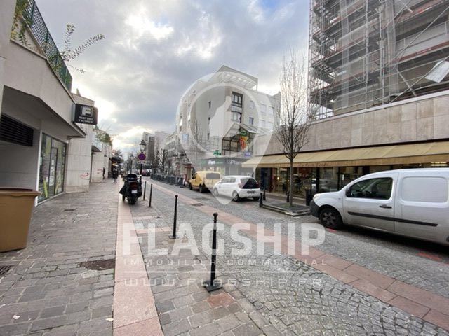 Retail in Courbevoie to rent - Building Photo - Image 2 of 5