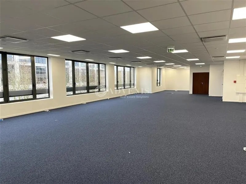 Office in Chessy to rent Interior Photo- Image 1 of 10