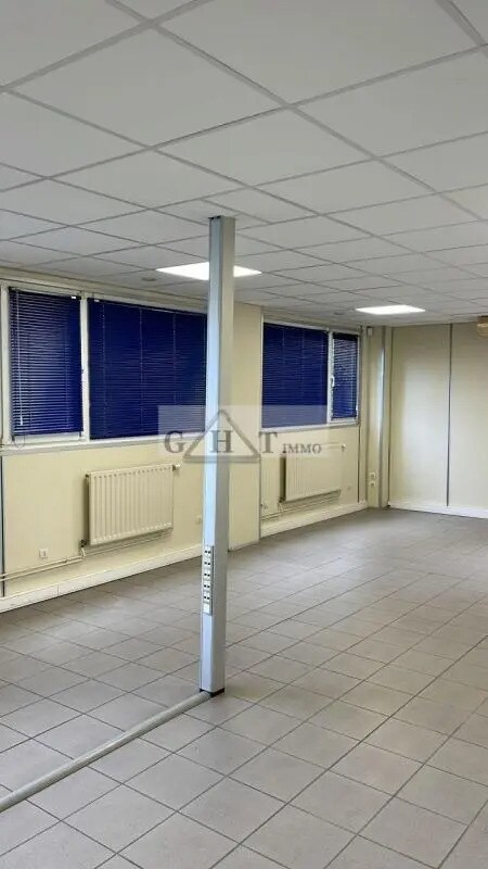 Location Entrepôt 5 023 m² - Photo 1