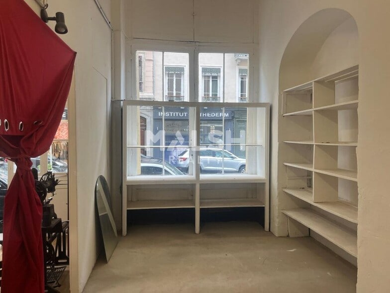Retail in Lyon to rent - Interior Photo - Image 2 of 6