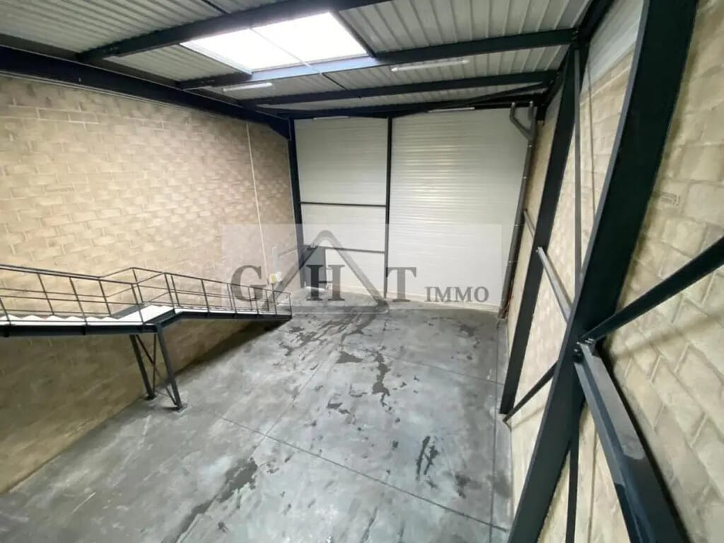 Location Entrepôt 531 m² - Photo 1