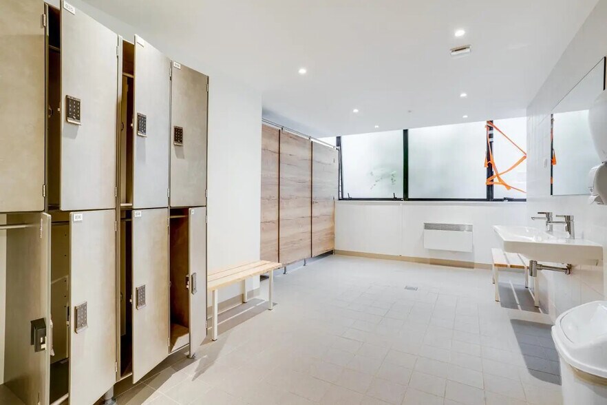 123 Rue Jules Guesde, Levallois-Perret to rent - Building Photo - Image 3 of 20