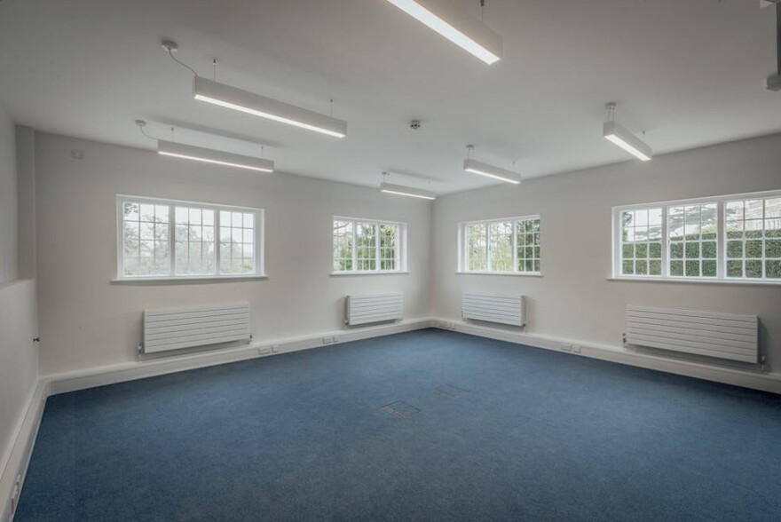 Munden Estate, St Albans for rent - Interior Photo - Image 2 of 3