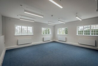 Munden Estate, St Albans for rent Interior Photo- Image 2 of 3