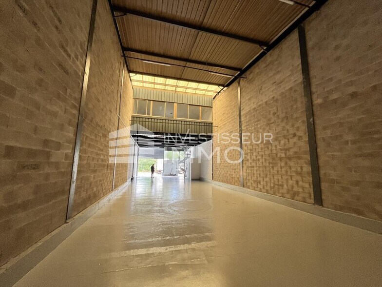 Light Industrial in Noisy Le Grand to rent - Interior Photo - Image 3 of 5