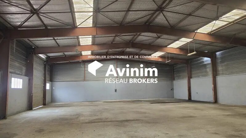 Location Entrepôt 700 m² - Photo 1