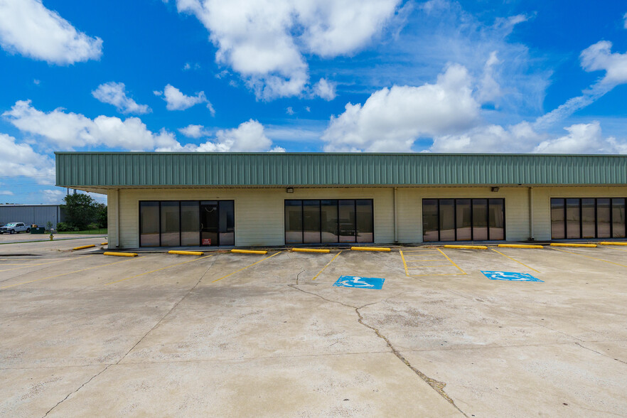 5801 Patton St, Corpus Christi, TX for rent - Building Photo - Image 3 of 13