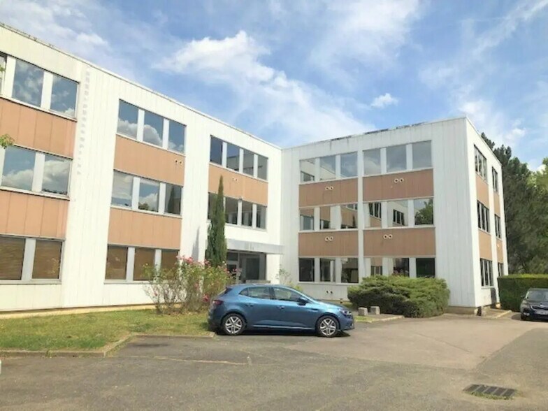 Office in Buc to rent - Building Photo - Image 1 of 11