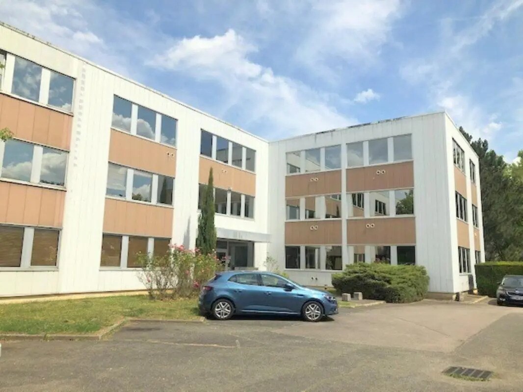 Office in Buc to rent Building Photo- Image 1 of 12