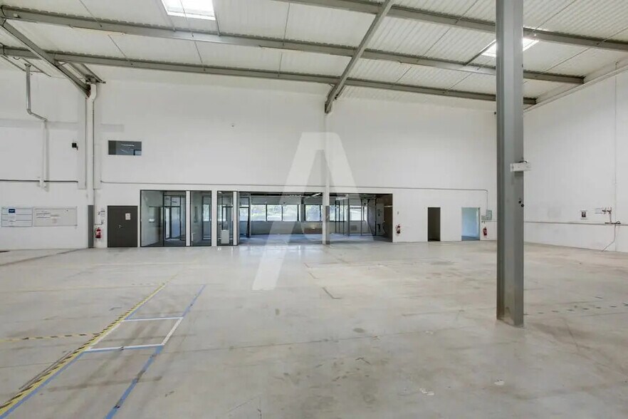 Light Industrial in Lieusaint to rent - Interior Photo - Image 1 of 5
