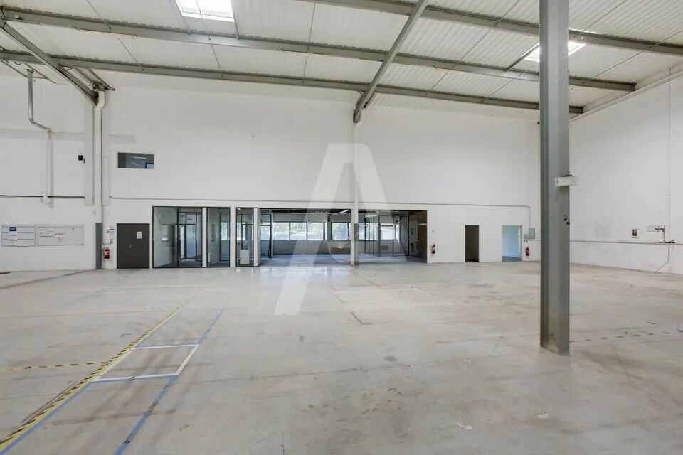 Light Industrial in Lieusaint to rent Interior Photo- Image 1 of 6