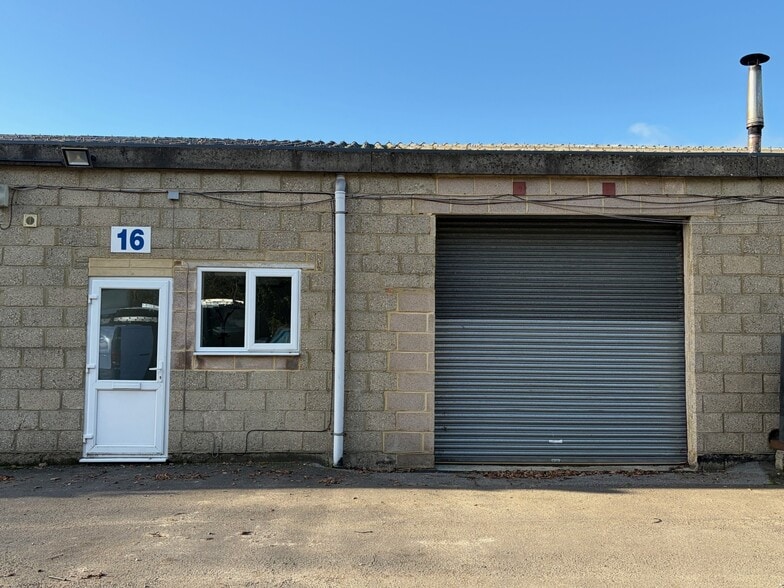 Youngs Industrial Estate, Units 14-18, Aldermaston to rent - Primary Photo - Image 1 of 1