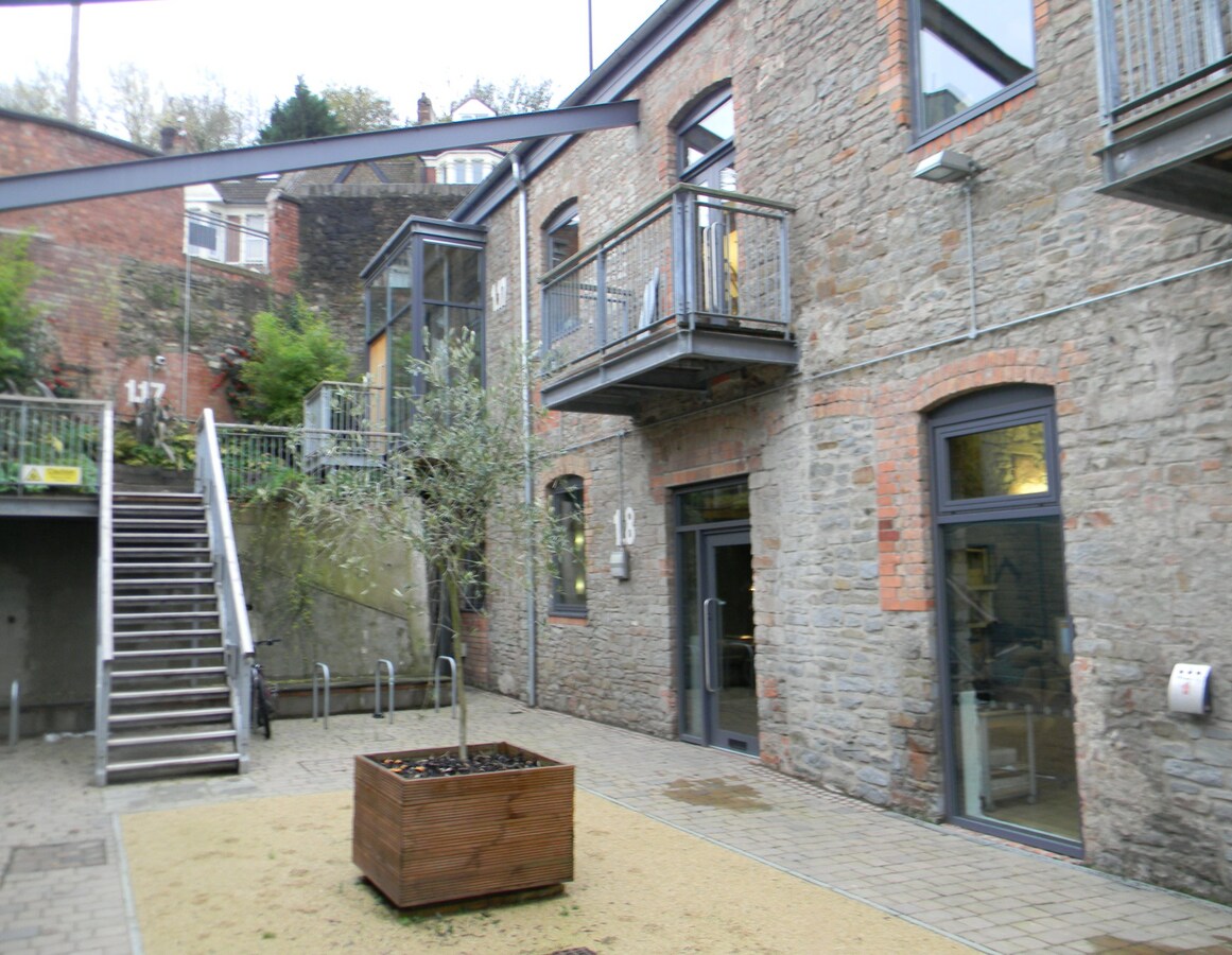 Bath Rd, Bristol BS4 3EH