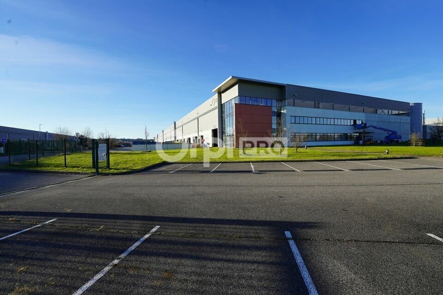 45 Rue Du Santoyon, Saint-Quentin-Fallavier to rent - Building Photo - Image 2 of 10