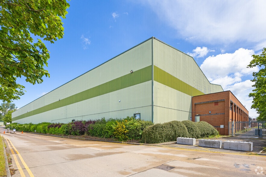Rotherham Rd, Rotherham to rent - Primary Photo - Image 1 of 4