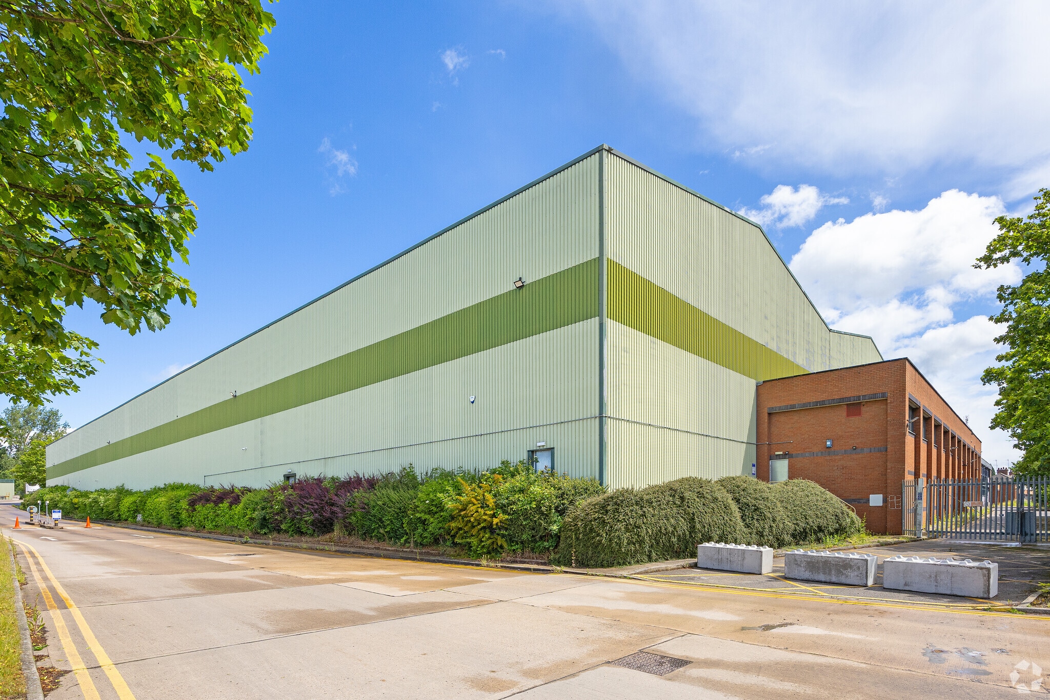 Rotherham Rd, Rotherham to rent Primary Photo- Image 1 of 5