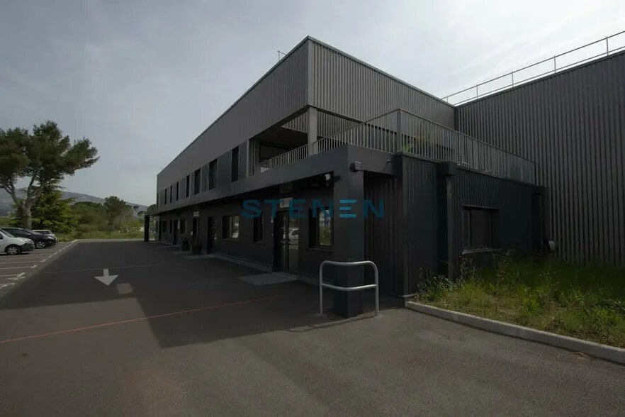 Office in Rousset to rent - Primary Photo - Image 1 of 1