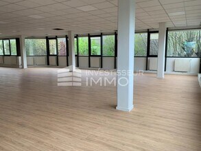 Light Industrial in Nanterre to rent Interior Photo- Image 1 of 2