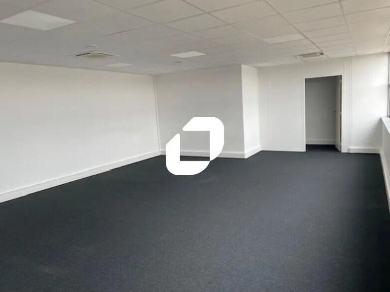 4 Rue De Charenton, Alfortville to rent - Interior Photo - Image 3 of 6