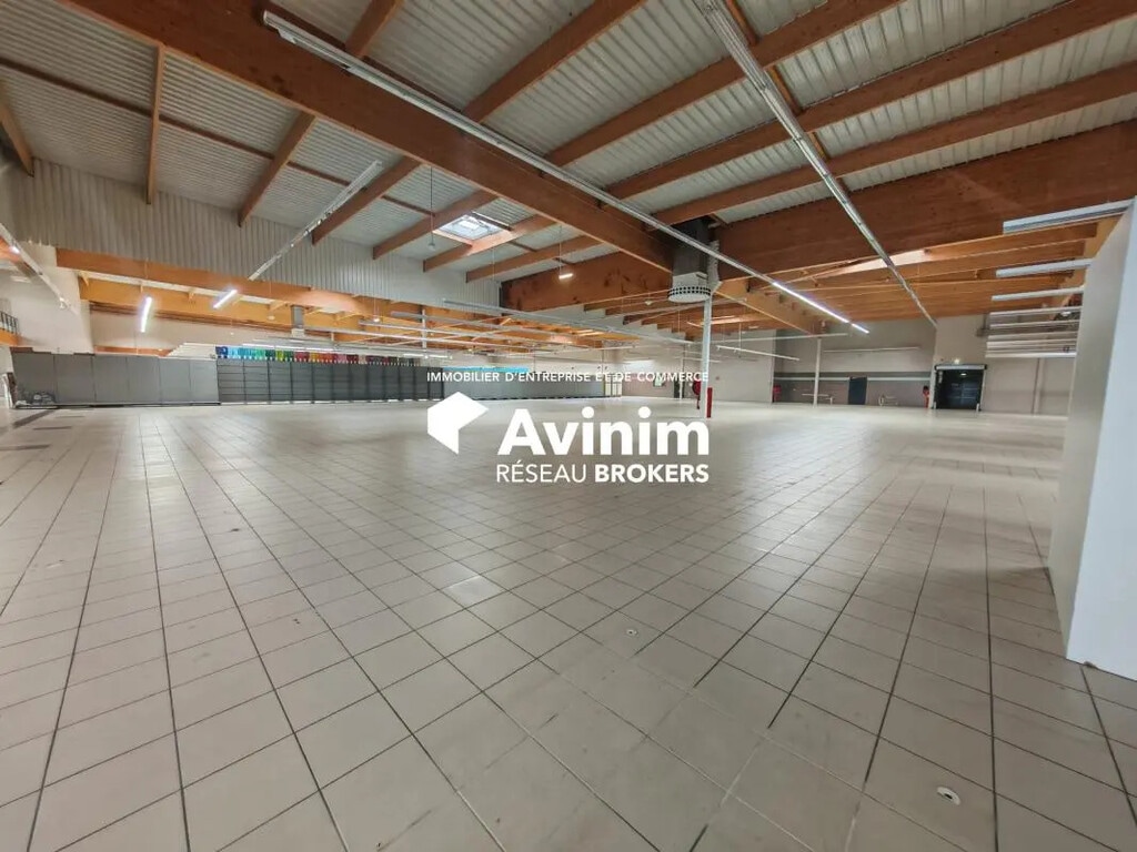 Location Commerce 1 800 m² - Photo 1