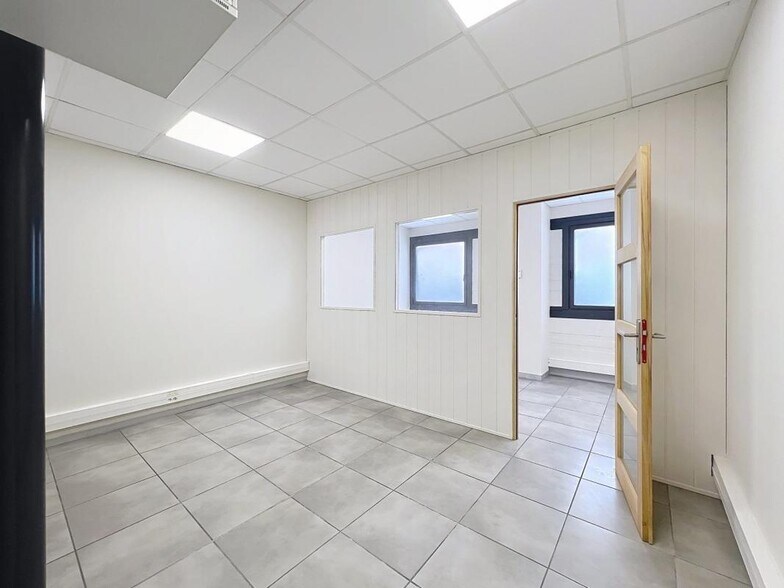 Office in La Seyne-sur-Mer to rent - Interior Photo - Image 1 of 2