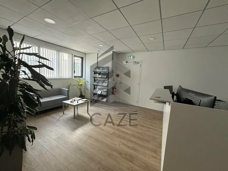 Office in Mérignac for sale - Interior Photo - Image 1 of 6