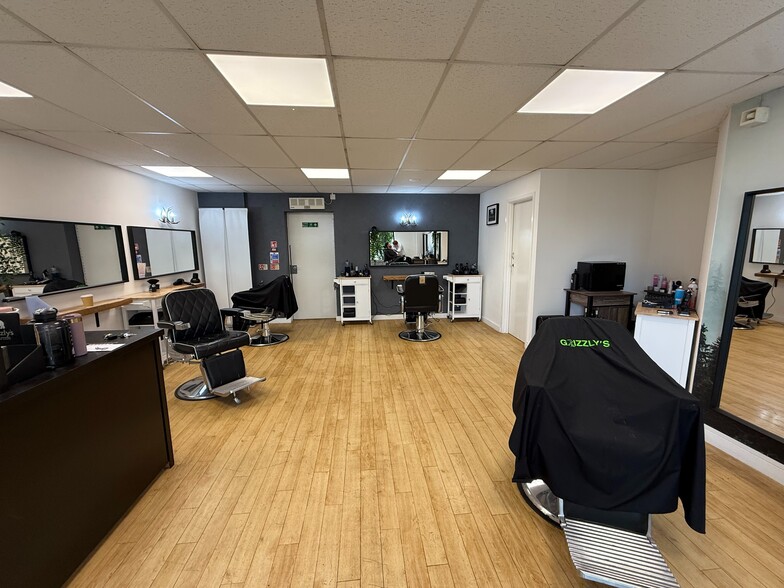 2 & 3 Jengers Mead, Billingshurst to rent - Interior Photo - Image 2 of 5