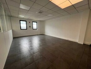 Light Industrial in Vénissieux for sale Interior Photo- Image 1 of 6