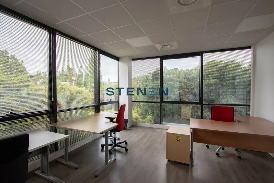 Office in Aix-en-Provence to rent - Interior Photo - Image 2 of 9