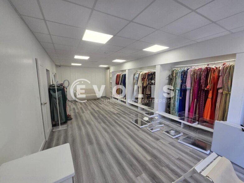 Retail in Viry Chatillon to rent - Building Photo - Image 2 of 6