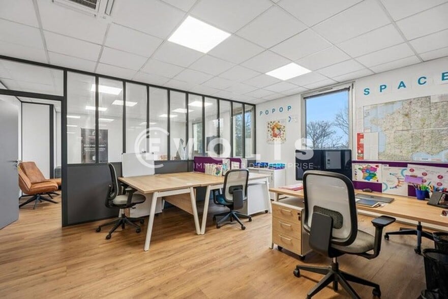 6 Rue Edison, Bron for sale - Interior Photo - Image 1 of 10