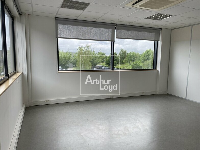 Light Industrial in Lieusaint to rent - Interior Photo - Image 3 of 11