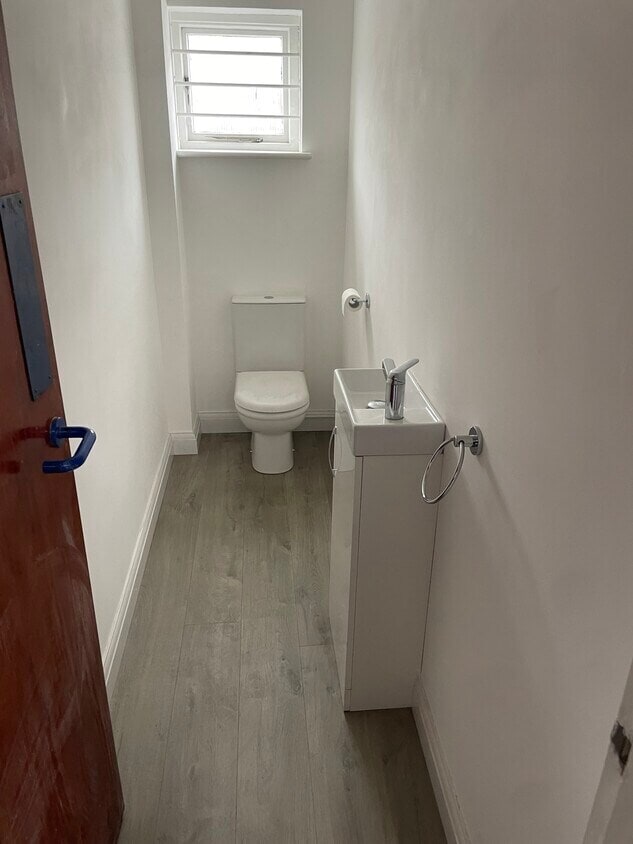 Redhills Rd, South Woodham Ferrers to rent Interior Photo- Image 1 of 3