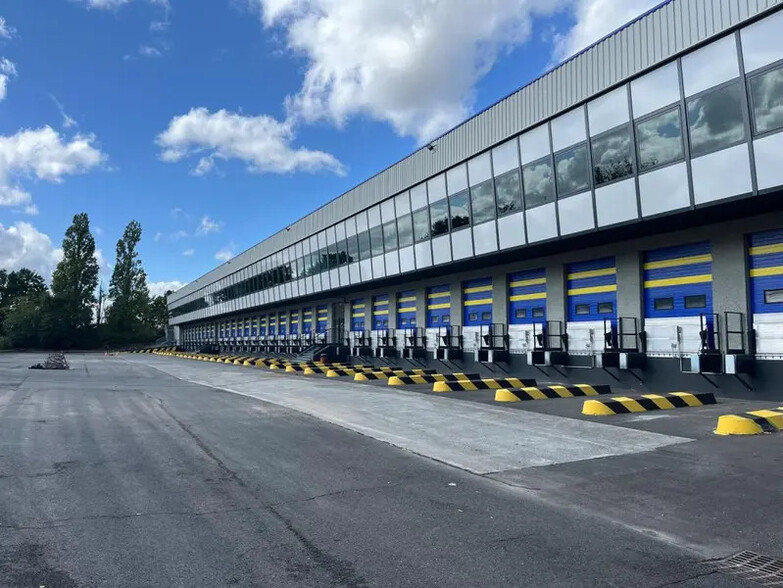 Industrial in Saint-Witz to rent - Building Photo - Image 3 of 22