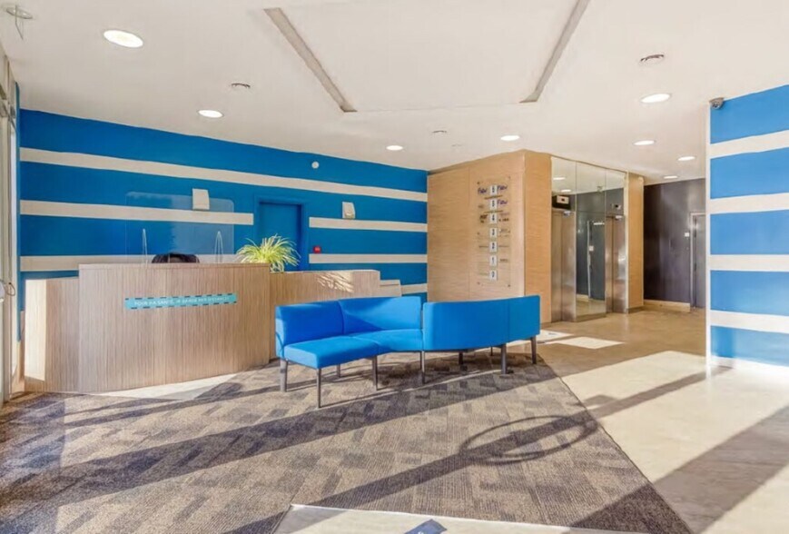Office in Suresnes to rent - Building Photo - Image 3 of 4