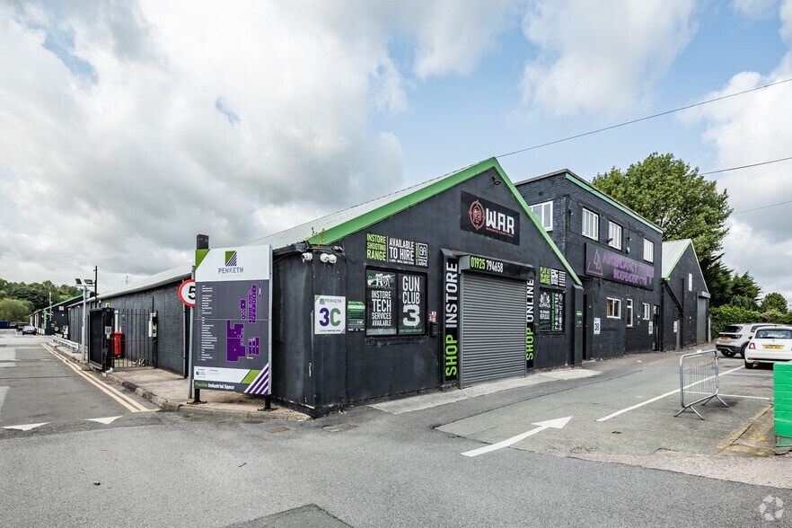 Liverpool Rd, Warrington to rent - Primary Photo - Image 1 of 6