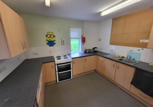 Collins Rd, Crawley for rent Interior Photo- Image 2 of 4