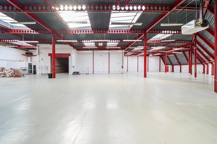 Alliance Rd, London to rent - Interior Photo - Image 3 of 13