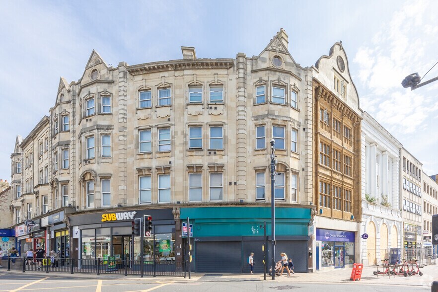 2 The Parade, Northampton to rent - Building Photo - Image 2 of 2