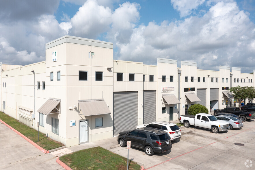 5750 N Sam Houston Pky E, Houston, TX for rent - Building Photo - Image 1 of 6