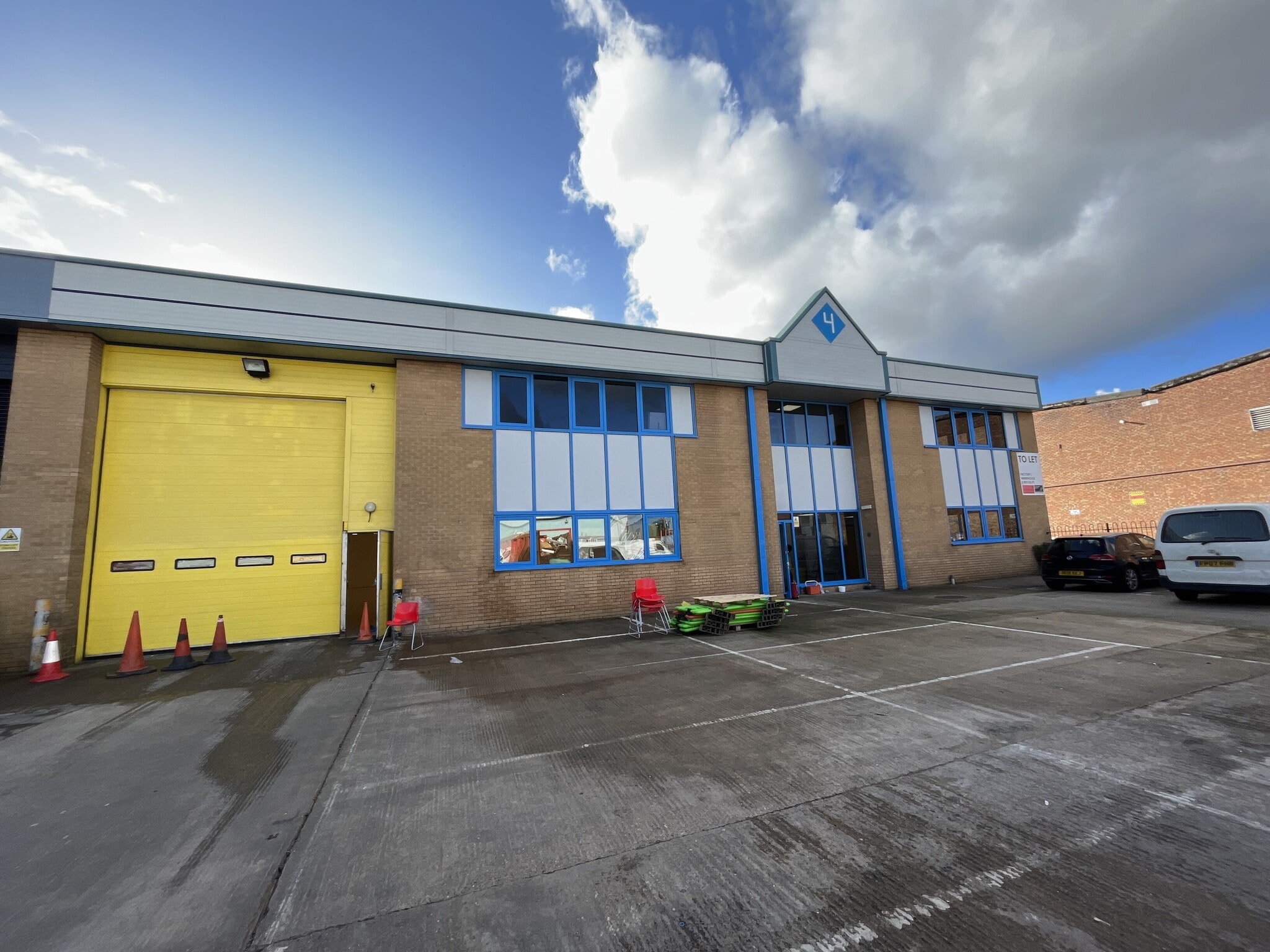 Travellers Ln, North Mymms to rent Building Photo- Image 1 of 6