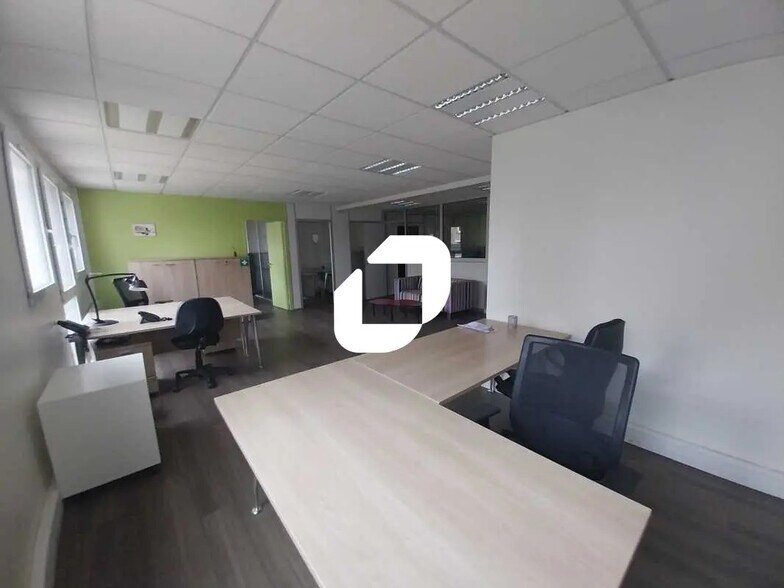 Office in Saint-Germain-en-Laye to rent - Interior Photo - Image 2 of 8