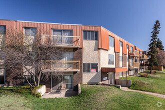 13104 Fort Rd NW, Edmonton, AB for sale Primary Photo- Image 1 of 1