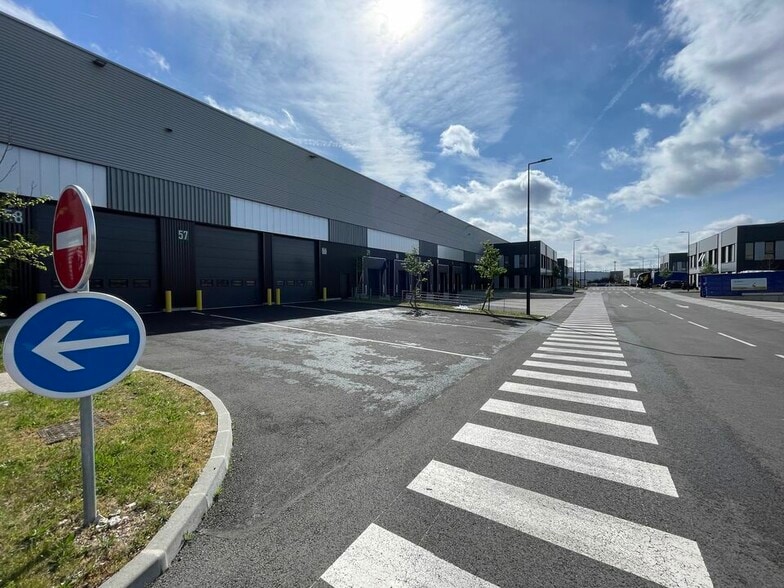 Light Industrial in Le Bourget to rent - Building Photo - Image 3 of 12