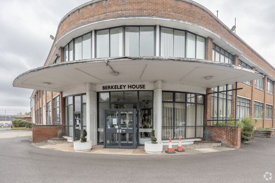 Hunts Rise, Swindon to rent - Building Photo - Image 3 of 11