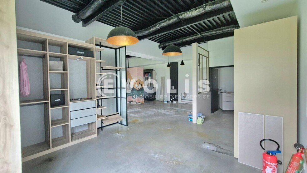 Retail in Serris to rent - Interior Photo - Image 3 of 5