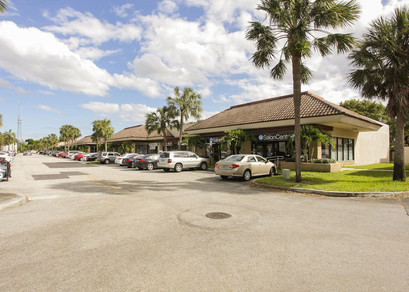 9610-9728 Pines Blvd, Pembroke Pines, FL for rent - Building Photo - Image 3 of 10