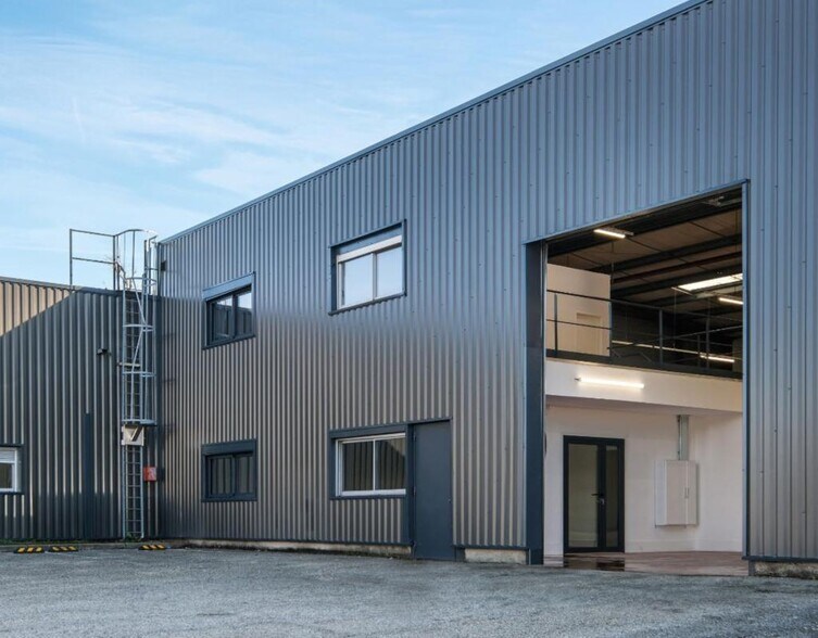 Light Industrial in Corbas to rent - Building Photo - Image 1 of 22